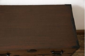 和製アンティーク　前面桑材　丸い金具と上品な佇まいが魅力的な小箪笥(収納箪笥、整理箪笥、和タンス、小引き出し、卓上収納)(R-061037)