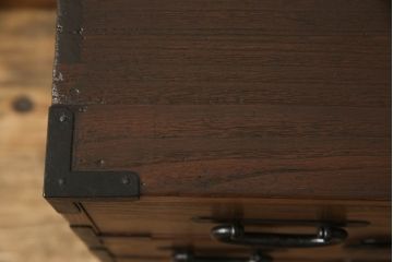 和製アンティーク　前面桑材　丸い金具と上品な佇まいが魅力的な小箪笥(収納箪笥、整理箪笥、和タンス、小引き出し、卓上収納)(R-061037)