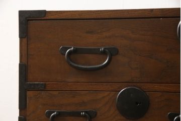 和製アンティーク　前面桑材　丸い金具と上品な佇まいが魅力的な小箪笥(収納箪笥、整理箪笥、和タンス、小引き出し、卓上収納)(R-061037)
