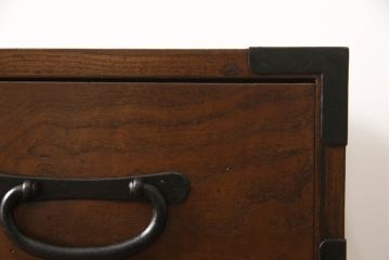 和製アンティーク　前面桑材　丸い金具と上品な佇まいが魅力的な小箪笥(収納箪笥、整理箪笥、和タンス、小引き出し、卓上収納)(R-061037)