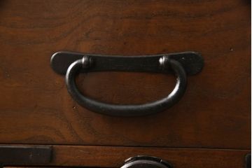 和製アンティーク　前面桑材　丸い金具と上品な佇まいが魅力的な小箪笥(収納箪笥、整理箪笥、和タンス、小引き出し、卓上収納)(R-061037)