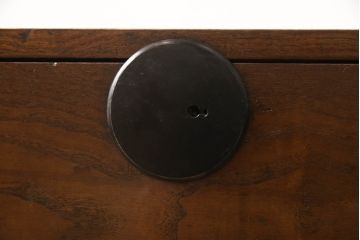 和製アンティーク　前面桑材　丸い金具と上品な佇まいが魅力的な小箪笥(収納箪笥、整理箪笥、和タンス、小引き出し、卓上収納)(R-061037)