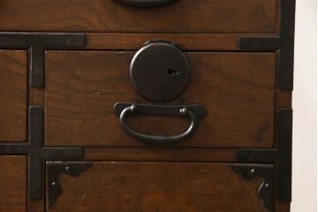 和製アンティーク　前面桑材　丸い金具と上品な佇まいが魅力的な小箪笥(収納箪笥、整理箪笥、和タンス、小引き出し、卓上収納)(R-061037)