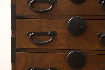 和製アンティーク　前面桑材　丸い金具と上品な佇まいが魅力的な小箪笥(収納箪笥、整理箪笥、和タンス、小引き出し、卓上収納)(R-061037)