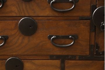 和製アンティーク　前面桑材　丸い金具と上品な佇まいが魅力的な小箪笥(収納箪笥、整理箪笥、和タンス、小引き出し、卓上収納)(R-061037)