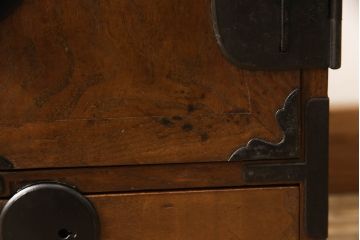 和製アンティーク　前面桑材　丸い金具と上品な佇まいが魅力的な小箪笥(収納箪笥、整理箪笥、和タンス、小引き出し、卓上収納)(R-061037)
