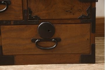 和製アンティーク　前面桑材　丸い金具と上品な佇まいが魅力的な小箪笥(収納箪笥、整理箪笥、和タンス、小引き出し、卓上収納)(R-061037)