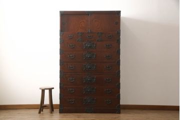 中古　美品　岩谷堂箪笥　黒々とした金具が堂々とした存在感を放つ重ね箪笥(引き出し、衣装箪笥、収納タンス、和箪笥)(R-061038)