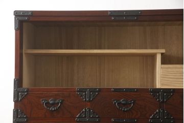 中古　美品　岩谷堂箪笥　黒々とした金具が堂々とした存在感を放つ重ね箪笥(引き出し、衣装箪笥、収納タンス、和箪笥)(R-061038)