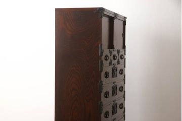 中古　美品　岩谷堂箪笥　黒々とした金具が堂々とした存在感を放つ重ね箪笥(引き出し、衣装箪笥、収納タンス、和箪笥)(R-061038)