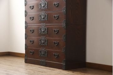 中古　美品　岩谷堂箪笥　黒々とした金具が堂々とした存在感を放つ重ね箪笥(引き出し、衣装箪笥、収納タンス、和箪笥)(R-061038)