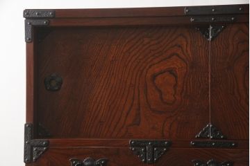 中古　美品　岩谷堂箪笥　黒々とした金具が堂々とした存在感を放つ重ね箪笥(引き出し、衣装箪笥、収納タンス、和箪笥)(R-061038)