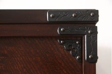中古　美品　岩谷堂箪笥　黒々とした金具が堂々とした存在感を放つ重ね箪笥(引き出し、衣装箪笥、収納タンス、和箪笥)(R-061038)