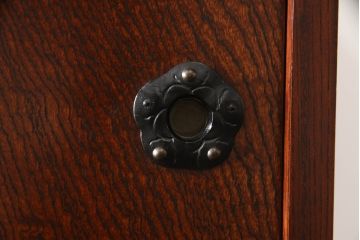 中古　美品　岩谷堂箪笥　黒々とした金具が堂々とした存在感を放つ重ね箪笥(引き出し、衣装箪笥、収納タンス、和箪笥)(R-061038)