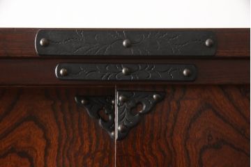 中古　美品　岩谷堂箪笥　黒々とした金具が堂々とした存在感を放つ重ね箪笥(引き出し、衣装箪笥、収納タンス、和箪笥)(R-061038)