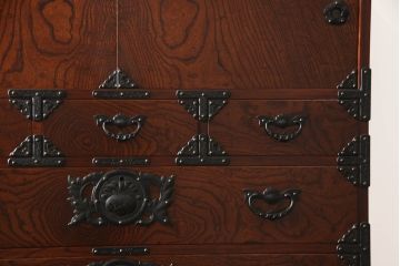 中古　美品　岩谷堂箪笥　黒々とした金具が堂々とした存在感を放つ重ね箪笥(引き出し、衣装箪笥、収納タンス、和箪笥)(R-061038)