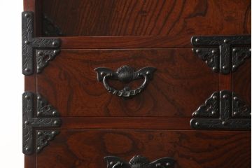 中古　美品　岩谷堂箪笥　黒々とした金具が堂々とした存在感を放つ重ね箪笥(引き出し、衣装箪笥、収納タンス、和箪笥)(R-061038)