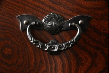中古　美品　岩谷堂箪笥　黒々とした金具が堂々とした存在感を放つ重ね箪笥(引き出し、衣装箪笥、収納タンス、和箪笥)(R-061038)