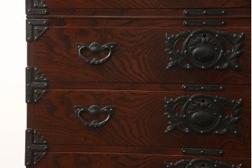 中古　美品　岩谷堂箪笥　黒々とした金具が堂々とした存在感を放つ重ね箪笥(引き出し、衣装箪笥、収納タンス、和箪笥)(R-061038)