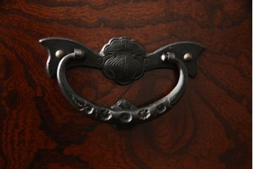 中古　美品　岩谷堂箪笥　黒々とした金具が堂々とした存在感を放つ重ね箪笥(引き出し、衣装箪笥、収納タンス、和箪笥)(R-061038)
