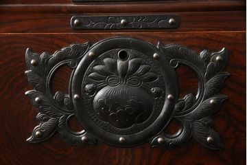 中古　美品　岩谷堂箪笥　黒々とした金具が堂々とした存在感を放つ重ね箪笥(引き出し、衣装箪笥、収納タンス、和箪笥)(R-061038)