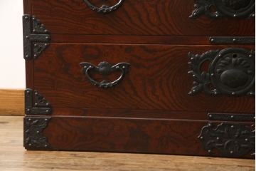 中古　美品　岩谷堂箪笥　黒々とした金具が堂々とした存在感を放つ重ね箪笥(引き出し、衣装箪笥、収納タンス、和箪笥)(R-061038)