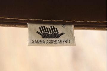 中古　美品　イタリア　高級品　GAMMA ARREDAMENTI(ガンマ・アレダメンティ)　本革　モダンながらも温かみのある2人掛けレザーソファ(2P)(定価約100万円)(R-061042)