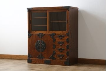 中古　岩谷堂箪笥　牡丹紋様　ダイナミックな杢目と存在感のある金具が魅力的な収納棚(茶箪笥、飾り棚、戸棚、サイドキャビネット、引き出し、和タンス、和たんす)(定価約45万円)(R-061043)