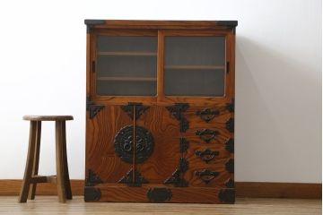 中古　岩谷堂箪笥　牡丹紋様　ダイナミックな杢目と存在感のある金具が魅力的な収納棚(茶箪笥、飾り棚、戸棚、サイドキャビネット、引き出し、和タンス、和たんす)(定価約45万円)(R-061043)