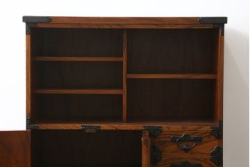 中古　岩谷堂箪笥　牡丹紋様　ダイナミックな杢目と存在感のある金具が魅力的な収納棚(茶箪笥、飾り棚、戸棚、サイドキャビネット、引き出し、和タンス、和たんす)(定価約45万円)(R-061043)