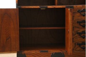 中古　岩谷堂箪笥　牡丹紋様　ダイナミックな杢目と存在感のある金具が魅力的な収納棚(茶箪笥、飾り棚、戸棚、サイドキャビネット、引き出し、和タンス、和たんす)(定価約45万円)(R-061043)