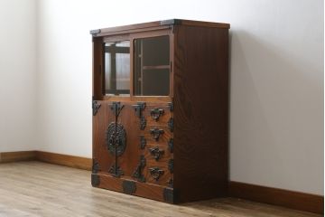 中古　岩谷堂箪笥　牡丹紋様　ダイナミックな杢目と存在感のある金具が魅力的な収納棚(茶箪笥、飾り棚、戸棚、サイドキャビネット、引き出し、和タンス、和たんす)(定価約45万円)(R-061043)