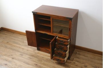 中古　岩谷堂箪笥　牡丹紋様　ダイナミックな杢目と存在感のある金具が魅力的な収納棚(茶箪笥、飾り棚、戸棚、サイドキャビネット、引き出し、和タンス、和たんす)(定価約45万円)(R-061043)