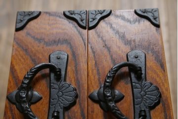 中古　岩谷堂箪笥　牡丹紋様　ダイナミックな杢目と存在感のある金具が魅力的な収納棚(茶箪笥、飾り棚、戸棚、サイドキャビネット、引き出し、和タンス、和たんす)(定価約45万円)(R-061043)