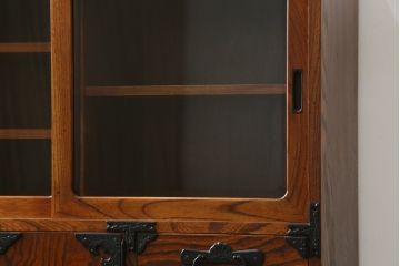 中古　岩谷堂箪笥　牡丹紋様　ダイナミックな杢目と存在感のある金具が魅力的な収納棚(茶箪笥、飾り棚、戸棚、サイドキャビネット、引き出し、和タンス、和たんす)(定価約45万円)(R-061043)