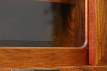 中古　岩谷堂箪笥　牡丹紋様　ダイナミックな杢目と存在感のある金具が魅力的な収納棚(茶箪笥、飾り棚、戸棚、サイドキャビネット、引き出し、和タンス、和たんす)(定価約45万円)(R-061043)