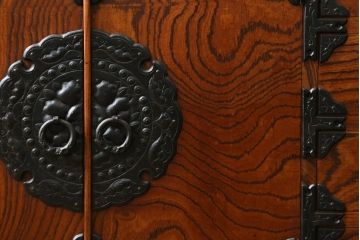 中古　岩谷堂箪笥　牡丹紋様　ダイナミックな杢目と存在感のある金具が魅力的な収納棚(茶箪笥、飾り棚、戸棚、サイドキャビネット、引き出し、和タンス、和たんす)(定価約45万円)(R-061043)
