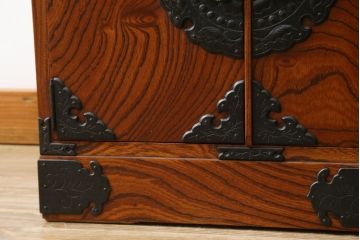 中古　岩谷堂箪笥　牡丹紋様　ダイナミックな杢目と存在感のある金具が魅力的な収納棚(茶箪笥、飾り棚、戸棚、サイドキャビネット、引き出し、和タンス、和たんす)(定価約45万円)(R-061043)