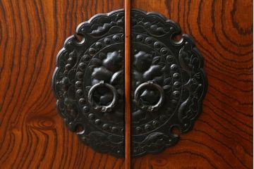 中古　岩谷堂箪笥　牡丹紋様　ダイナミックな杢目と存在感のある金具が魅力的な収納棚(茶箪笥、飾り棚、戸棚、サイドキャビネット、引き出し、和タンス、和たんす)(定価約45万円)(R-061043)