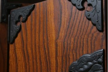 中古　岩谷堂箪笥　牡丹紋様　ダイナミックな杢目と存在感のある金具が魅力的な収納棚(茶箪笥、飾り棚、戸棚、サイドキャビネット、引き出し、和タンス、和たんす)(定価約45万円)(R-061043)