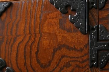 中古　岩谷堂箪笥　牡丹紋様　ダイナミックな杢目と存在感のある金具が魅力的な収納棚(茶箪笥、飾り棚、戸棚、サイドキャビネット、引き出し、和タンス、和たんす)(定価約45万円)(R-061043)