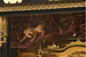 中古　新古品　展示未使用品　石川県伝統工芸品　堆黒(ついこく)　北川仏壇製作所　釘を使わないホゾ組立の荘厳な美川仏壇(厨子、ずし)(定価約704万円)(R-061044)