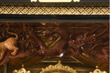 中古　新古品　展示未使用品　石川県伝統工芸品　堆黒(ついこく)　北川仏壇製作所　釘を使わないホゾ組立の荘厳な美川仏壇(厨子、ずし)(定価約704万円)(R-061044)