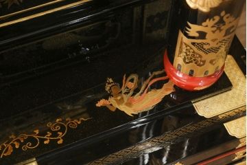 中古　新古品　展示未使用品　石川県伝統工芸品　堆黒(ついこく)　北川仏壇製作所　釘を使わないホゾ組立の荘厳な美川仏壇(厨子、ずし)(定価約704万円)(R-061044)