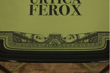 中古　美品　グッチ(GUCCI)　Urtica Feroxデザイン　トレイとしても使えるメタル製折りたたみテーブル(折り畳み、トレー、お盆、サイドテーブル、コーヒーテーブル)(R-061045)