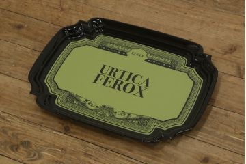 中古　美品　グッチ(GUCCI)　Urtica Feroxデザイン　トレイとしても使えるメタル製折りたたみテーブル(折り畳み、トレー、お盆、サイドテーブル、コーヒーテーブル)(R-061045)
