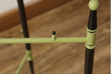 中古　美品　グッチ(GUCCI)　Urtica Feroxデザイン　トレイとしても使えるメタル製折りたたみテーブル(折り畳み、トレー、お盆、サイドテーブル、コーヒーテーブル)(R-061045)
