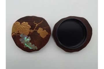 大下香仙　漆工芸大下香仙工房　ブドウ蒔絵　螺組細工　加賀蒔絵　ツタ香合(共箱付き、茶道具、葡萄、蔦)(R-061059)