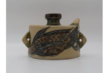 人間国宝　金城次郎　壺屋焼(上焼)　魚文　抱瓶(沖縄、琉球陶器、金城一門、酒器、魚紋、徳利、民芸陶器)(R-061070)
