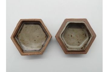 人間国宝　島岡達三　益子焼　象嵌赤繪盒子(共箱付き、民芸陶器、蓋付き器、小物入れ)(R-061080)